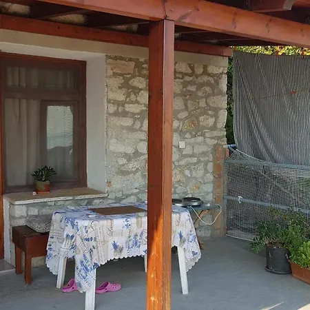 Stone House בית הארחה